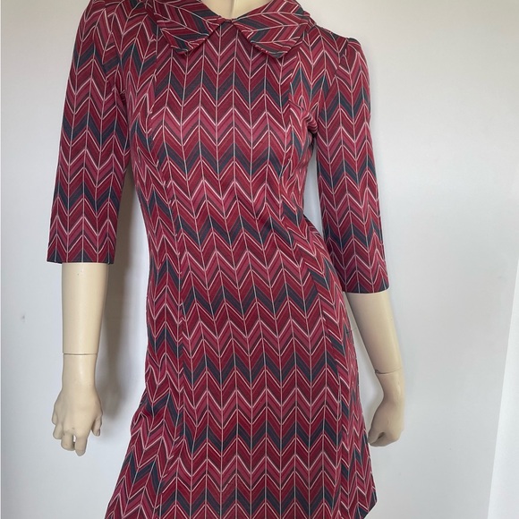 Vintage Mini Dress, 1960s Collared Mini Dress with Mod Zig-Zag Pattern - Picture 6 of 11